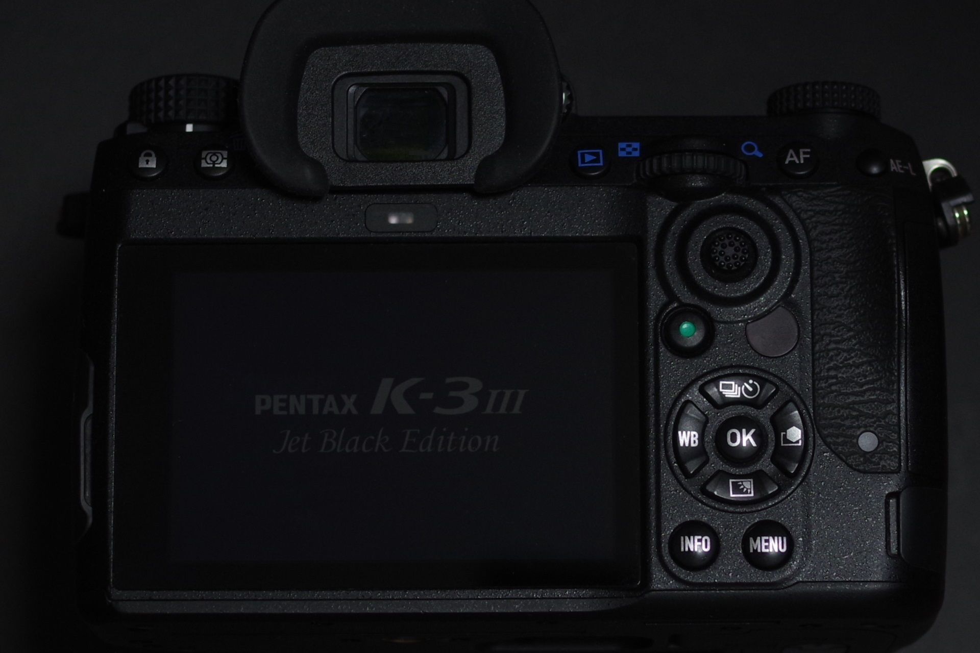 うぶごえ | 主張を抑えた黒い塊。今までなかったロゴまで真っ黒い一眼